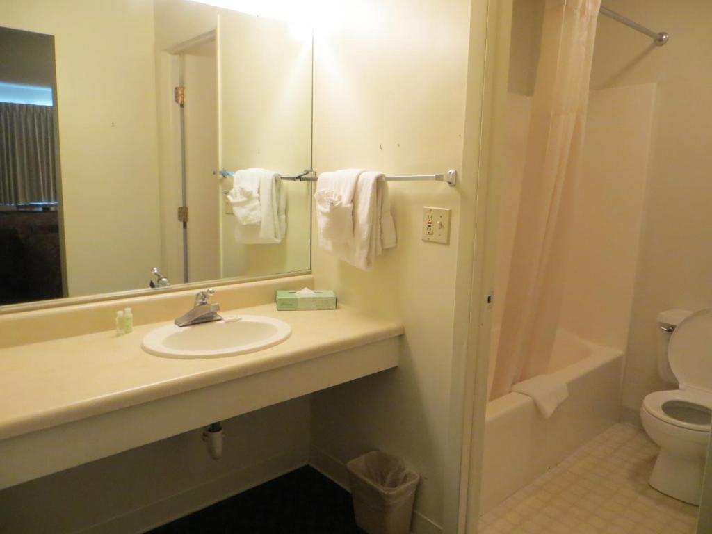Waterfront Inn Mackinaw City Phòng bức ảnh