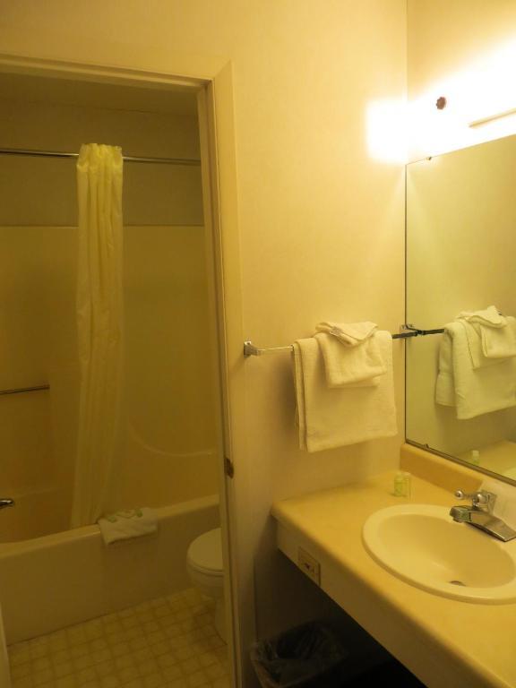 Waterfront Inn Mackinaw City Phòng bức ảnh